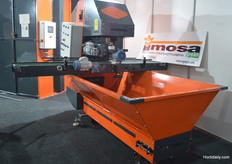 This machine helps growers filling trays with substrate. Several companies presented this technique.